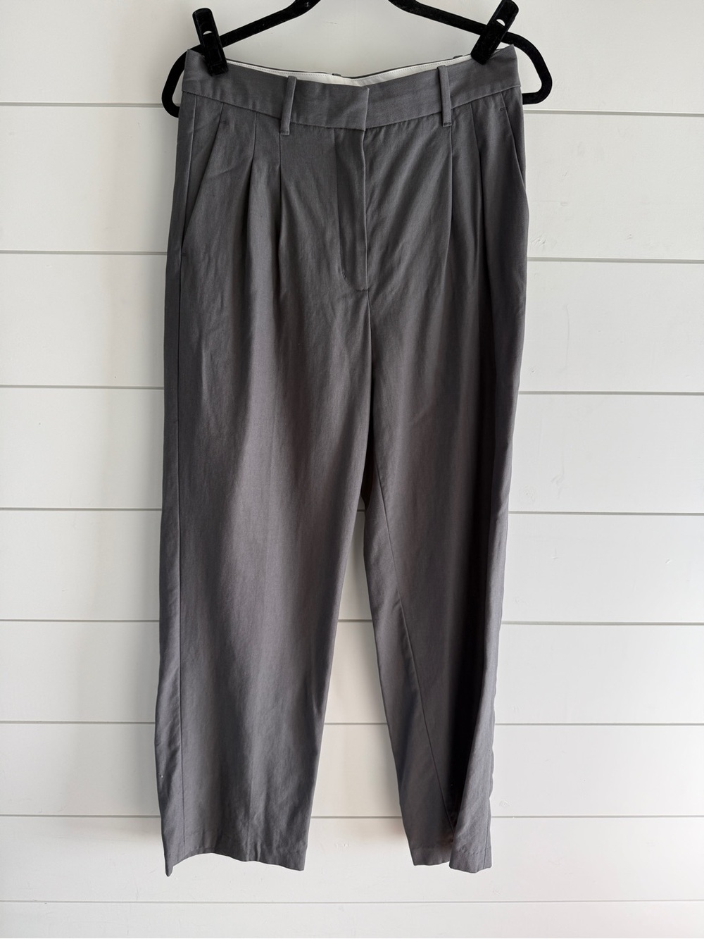 Aritzia Effortless Gray Pleated Women's Trousers